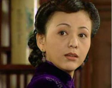 48岁王琳厉害了!一袭吊带纱裙穿出28岁少女气质，雪姨好身材