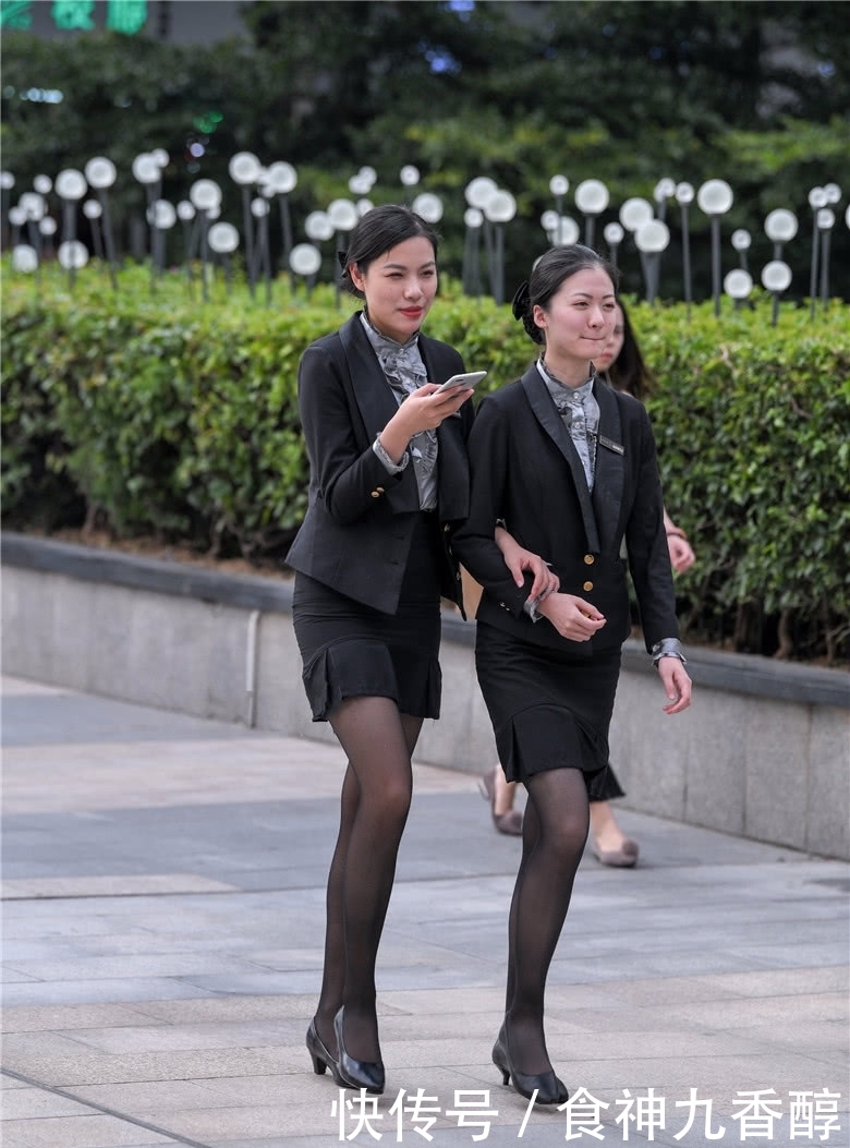 小姐姐:路人街拍:穿着职业装的2个小姐姐,长得高就是有优势啊!
