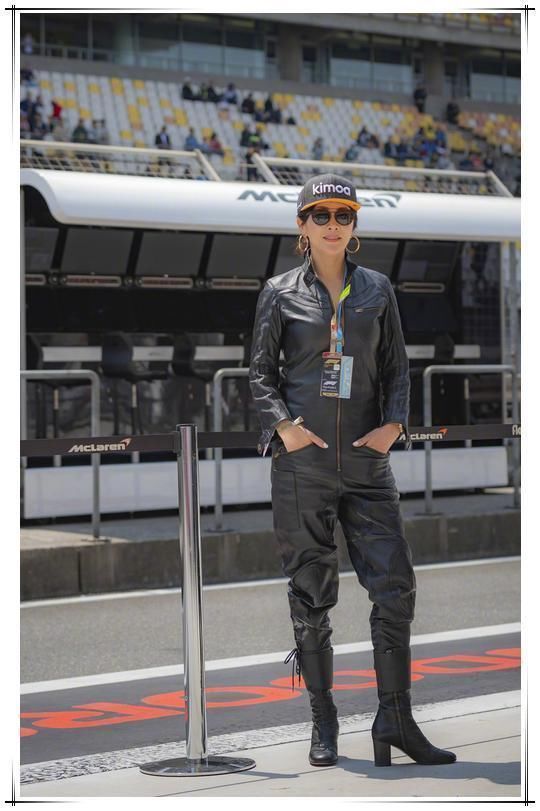 刘嘉玲终于不扮嫩，52岁尽显女王范，网友：脚上的鞋子看着就冒汗