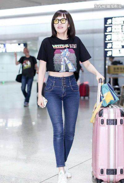 焦恩俊23岁女儿穿露脐装，好身材很出众，看到她的刘海我沉默了