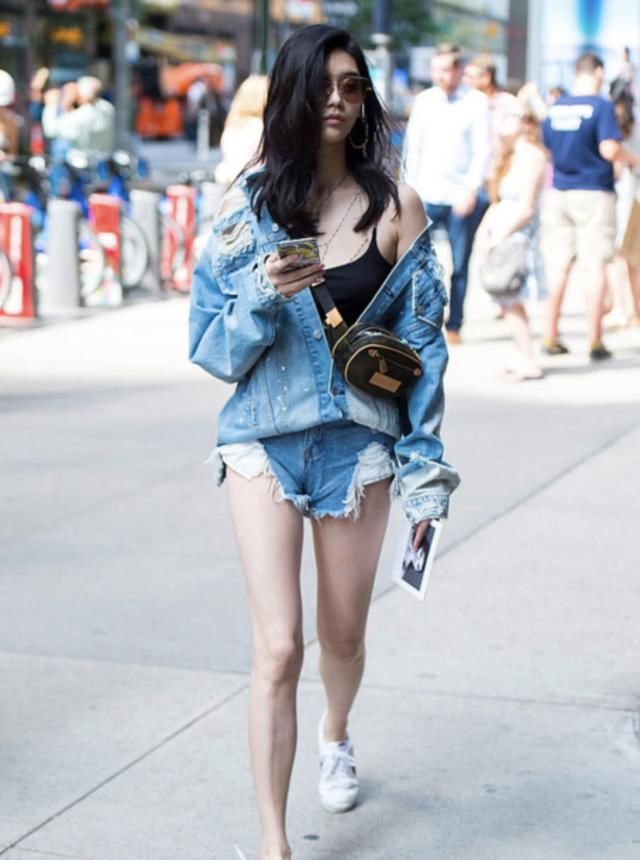 奚梦瑶穿“三角形”超短牛仔裤出街，网友:就是有点凸出来了!