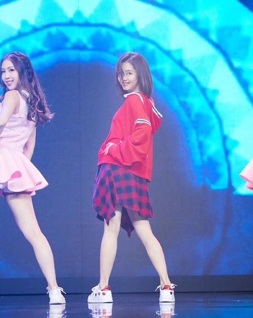 谭松韵首次征战时装周！看秀造型清纯大方，28岁了穿成18岁的模样