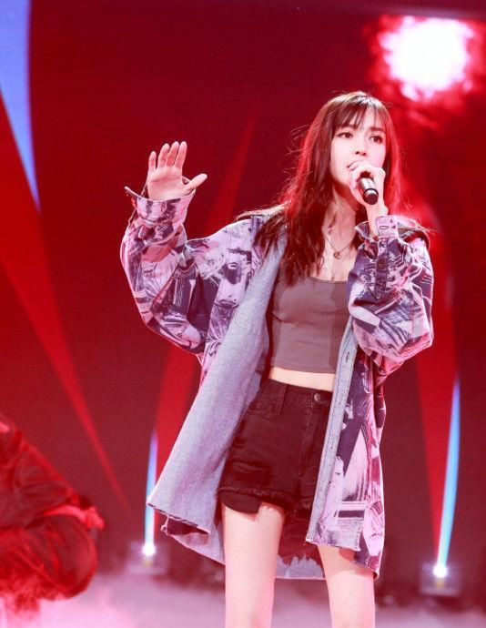 杨颖登台献唱，一身装扮，网友又沸腾了!