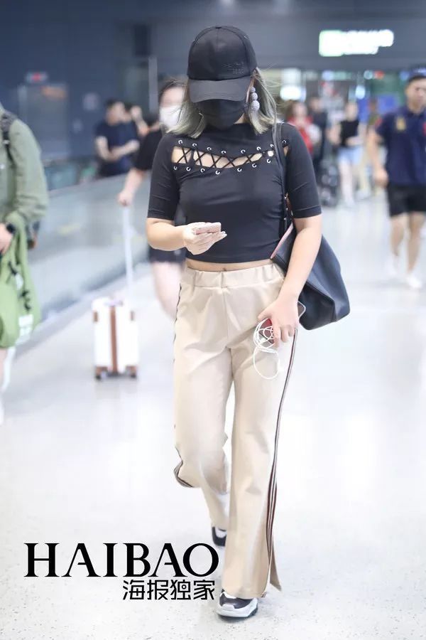 瘦回巅峰的赵薇年轻10岁!白百何这脸是怎么了?【海报街拍】