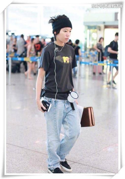 窦靖童把茶缸子挂腰上,大夏天穿毛衣,网友:穿这样亲妈知道吗?