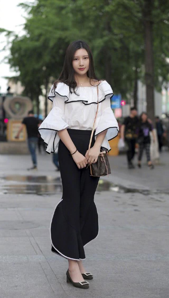 街拍：淡雅脱俗秀美腿的小姐姐，身材曲线都修饰的非常性感！