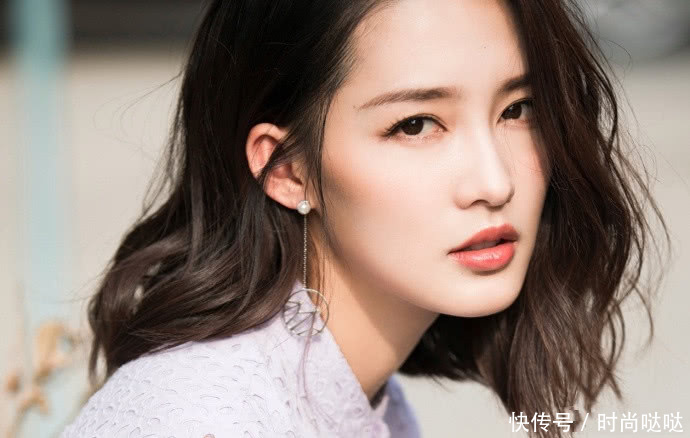 李沁胆真大！这么大胆的短裤也敢穿出街，网友：白给我都不敢穿！