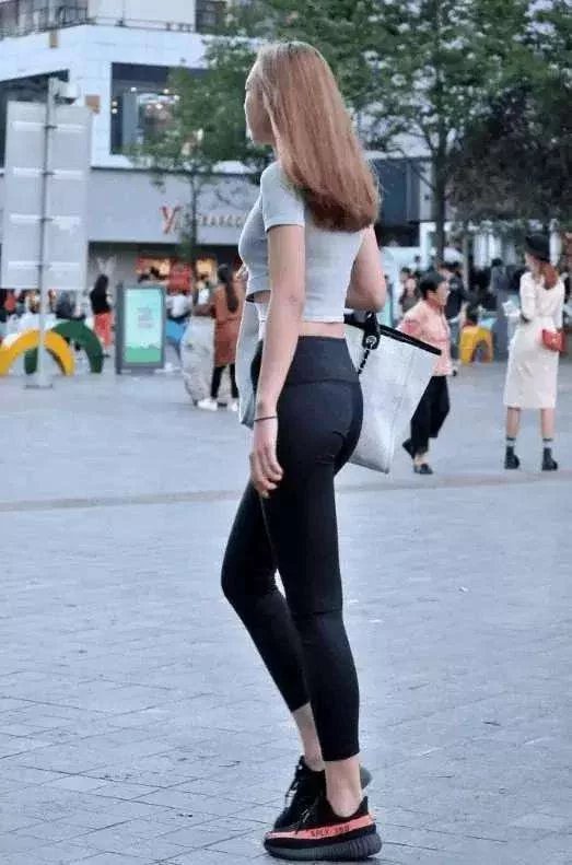 街拍：闰臀紧身裤美女，傲人身姿百态，贵妇感十足