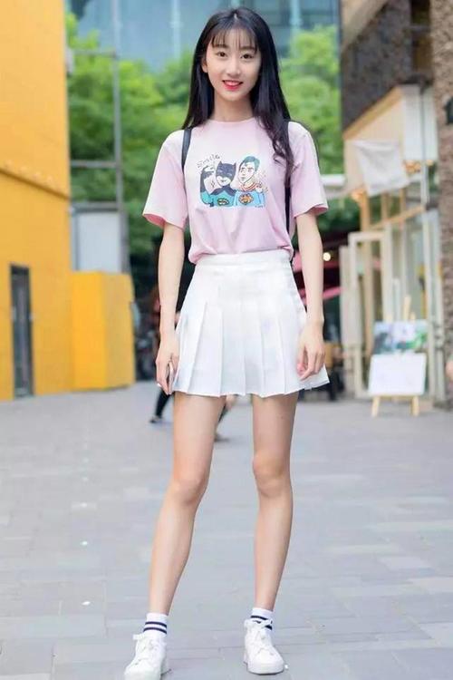 高挑又标致的紧身裙小姐姐，玲珑婀娜的身姿十分抢眼！