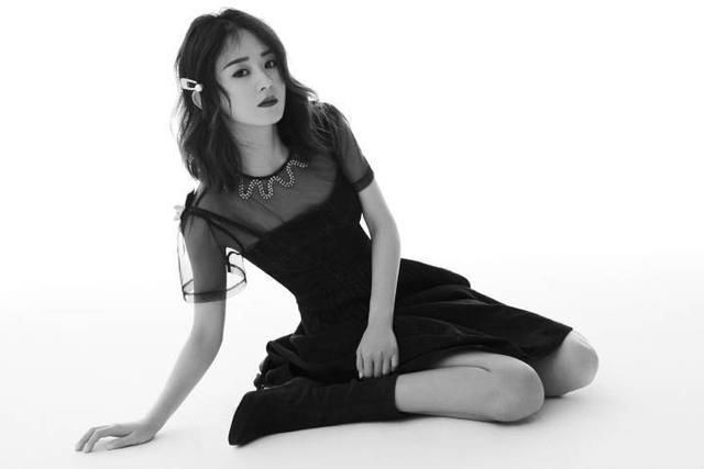 31岁赵丽颖撞衫36岁张钧甯同一条吊带裙，都走甜美路线，谁更美？