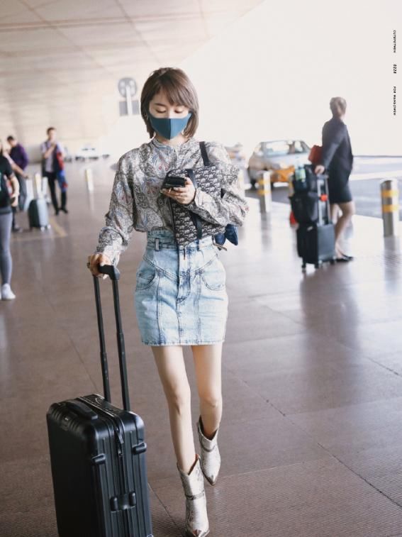 王子文:真的被王子美到了,一袭锁骨发型搭配衬衫连衣裙,美成小仙女模样