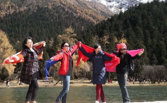 “大妈式旅游”又来了,在济南摆拍“吐水”,网友:漱口请回家漱