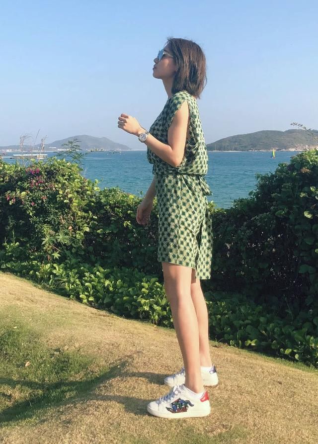 张丹峰经纪人毕滢私照曝光，年轻貌美，真替快50的洪欣捏把汗！