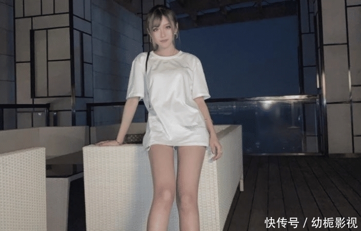  小姐姐：故意穿大几码的衣服，把恤衫当作是裙子穿，领先几个版本的打扮！