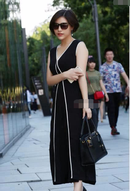 气质小姐姐V领穿搭身材窈窕，黑白裙子飘逸灵动，三分是身材，七