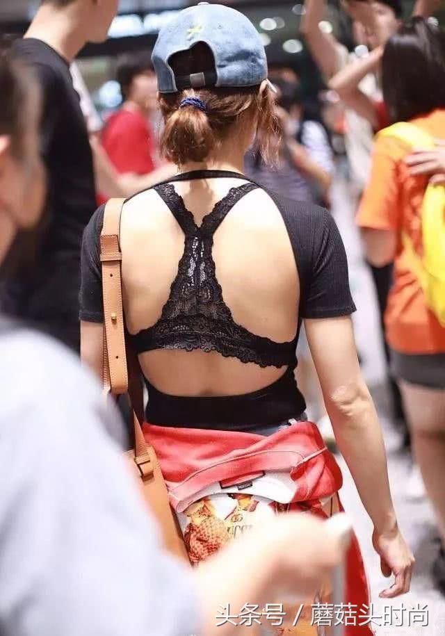 以为蔡依林胸前吸晴是惊艳，想不到背后更是亮点，露内衣是潮流！