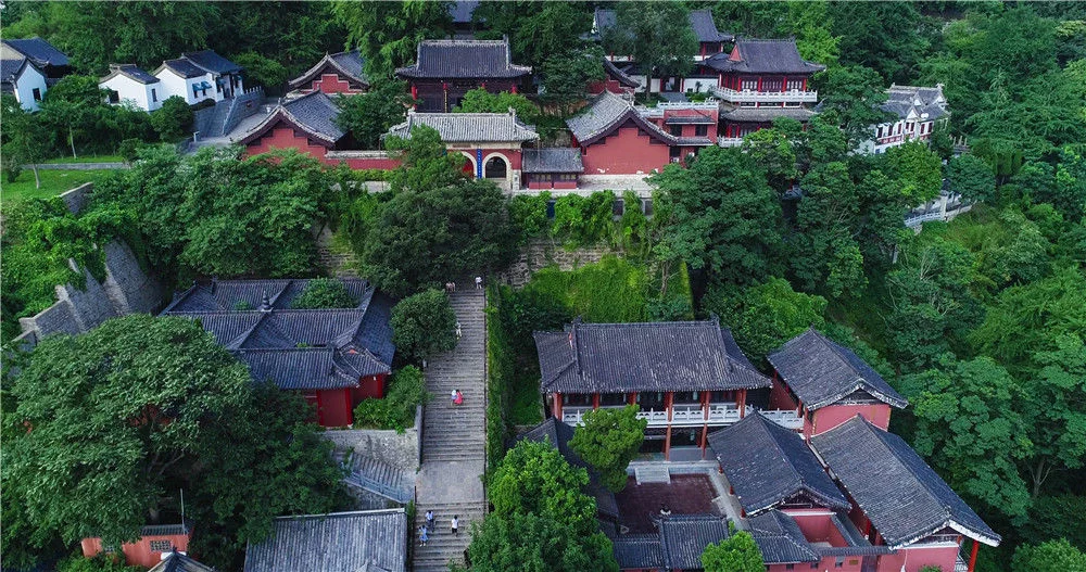 在这里形成了许多幽深的山间峡谷以及各种各样的瀑布和溪流,形成一幅云台地貌的特色景观