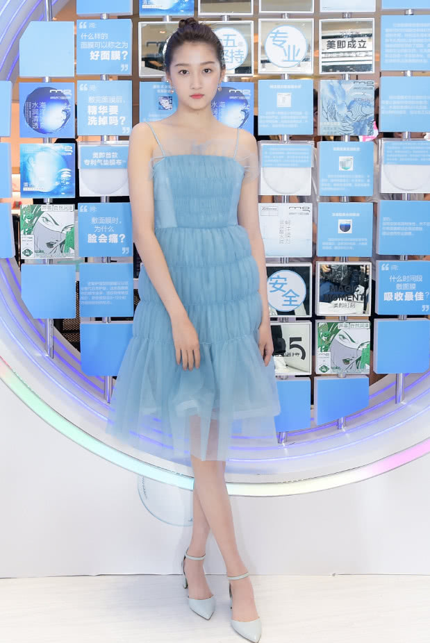 关晓彤穿“狗啃7分裤”秒变短腿，网友：这个衣品真浪费身材！