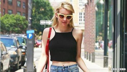 街拍：穿吊带短裙的小姐姐，性感与美貌并存，引人注目！