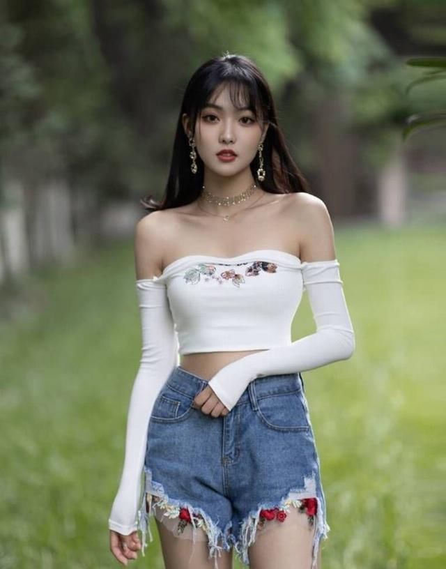 『特别』女孩2020年不必选这2种头型了，显脸大不用说，还土！特别是在是后一种