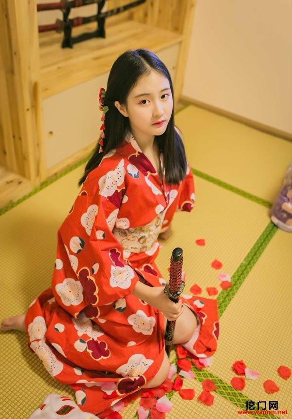 五官精致的日本妹子穿和服拍居家写真，美腿修长惊艳诱人！