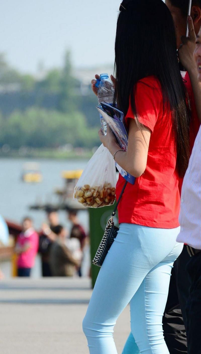 公园一角街拍:浅蓝色紧身裤苗条妹子，走路生风，气势十足!