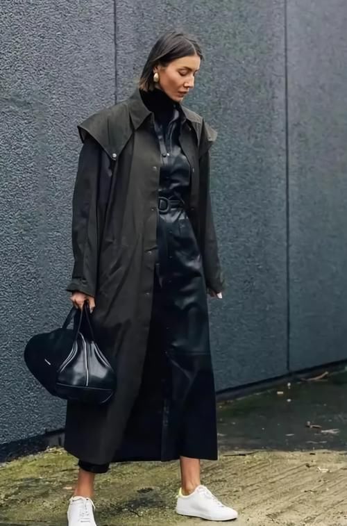  【傻傻】穿裙子别再傻傻配高跟鞋了，现在流行这样搭，今年最chic造型