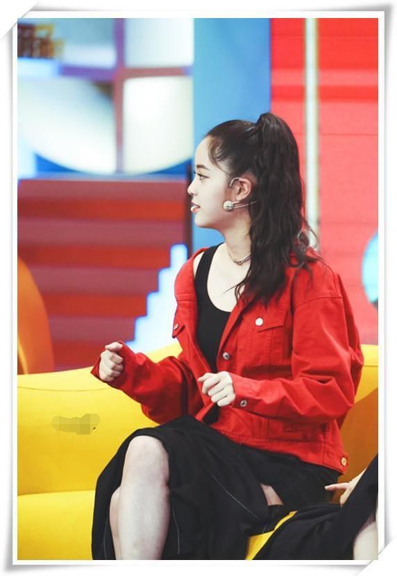 欧阳娜娜穿超短裙，腿是长了几公分，可一坐下就尴尬了！