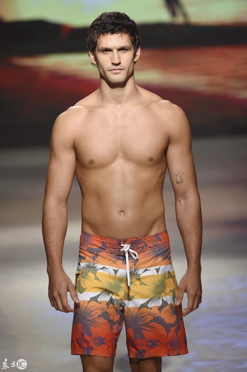 迈阿密泳装时装秀，你只看到模特耀眼的一面，殊不知她们的艰辛