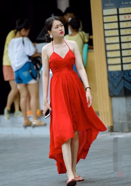 气质小姐姐身穿红色的连衣裙摆拍，尽显妩媚多姿的体态美感