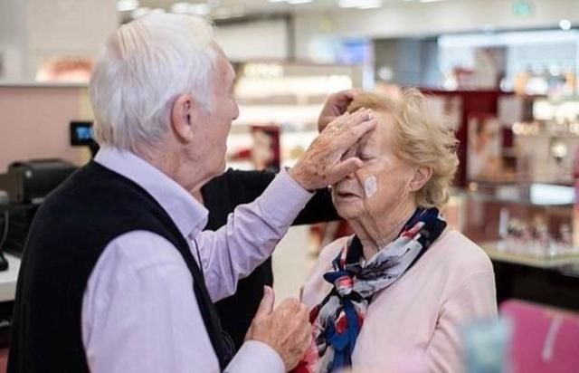 爱到白头担心快失明妻无法化妆失自信 84岁爷爷学化妆成高手