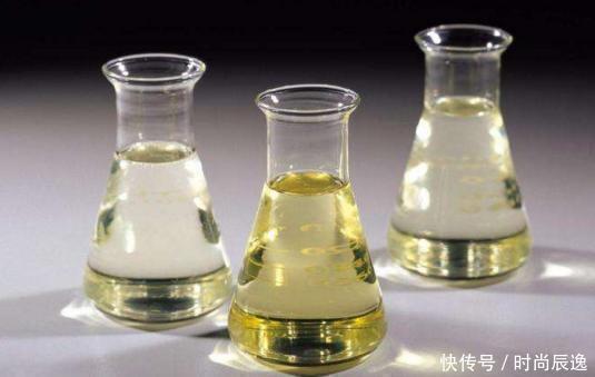 一种五元三瓶的它，睡前加蜂蜜洗脸，三周轻松祛斑，皮肤光滑嫩白