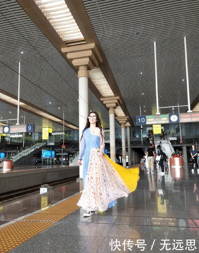 马苏真大胆! 穿的牛仔短裤都破成这样完全遮不住 网友: 还不如不