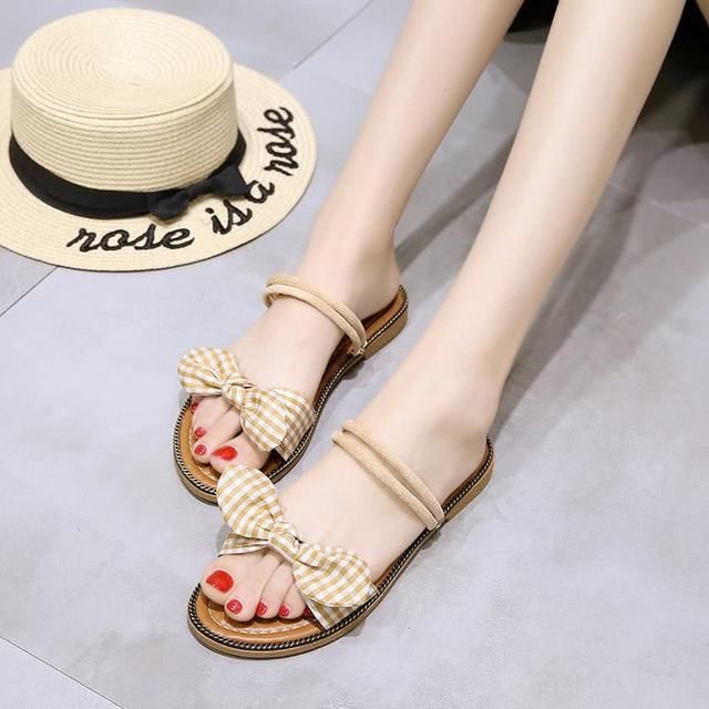 哇塞，好白啊!白皙玉足尽情秀，夏天凉鞋刮起了一股“透明”风