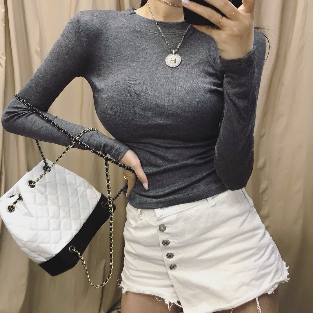 身材丰满不是胖，瞧瞧下图这样穿“打底衫”，网友:大饱眼福