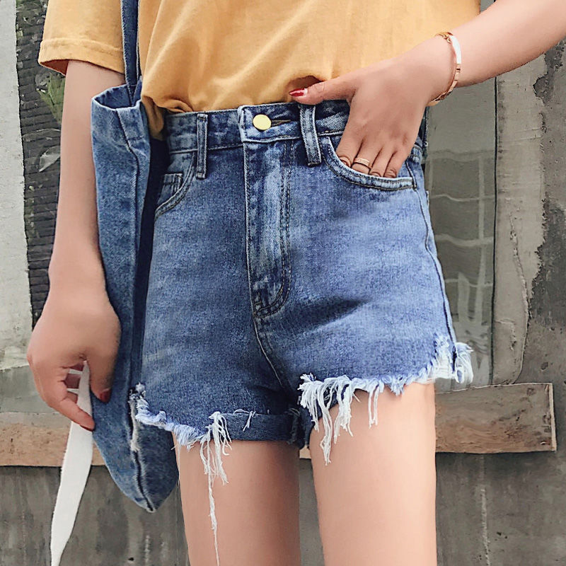 短裤里面可别穿丝袜，聪明女人都光腿上阵，性感清凉让人念念不忘