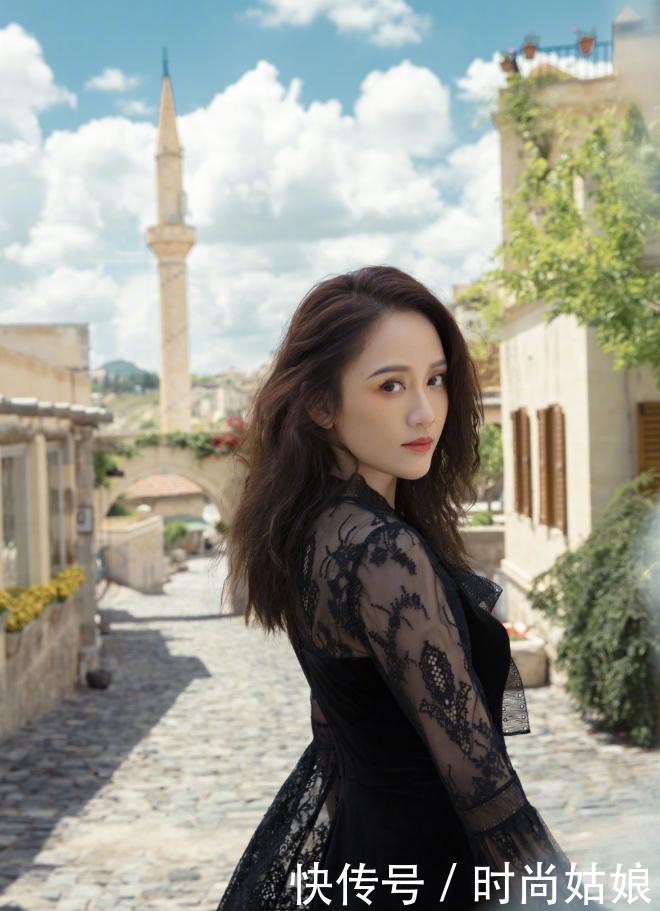 陈乔恩身穿蕾丝黑裙，年近40的她保养得这么好，说25岁都有人信！