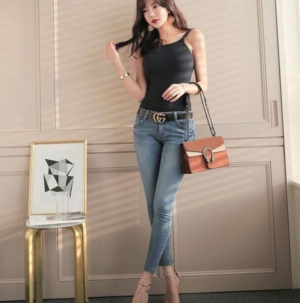 修身有型的牛仔裤美女,穿出紧致的曲线,魅力十足