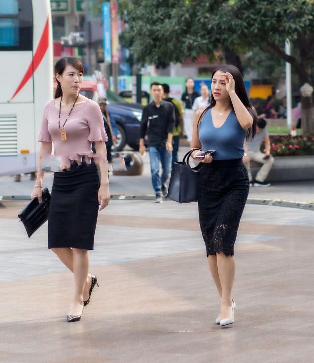 微胖小姐姐黑色纺纱长裙显丰韵，肉肉丰满的身材很撑衣服