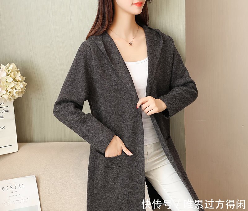 小脚裤赶紧扔了吧！现在早秋流行：针织衣+烟管裤，更显高级美