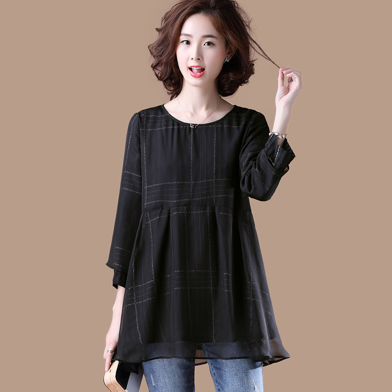 女人就算再没钱，也别错过这娃娃衫，特适合70后女人，遮肚显瘦