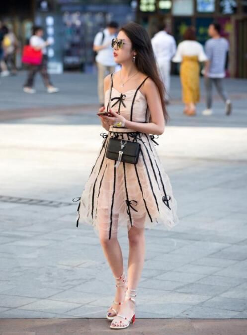 美女散步，高雅美丽皮肤柔嫩，长腿女神啊!