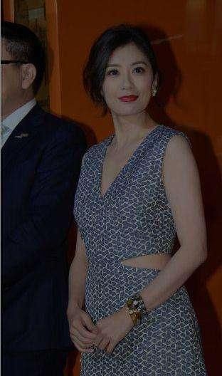 贾静雯太拼了！这种裙子也敢穿，网友：自以为捡便宜修杰楷尴尬了