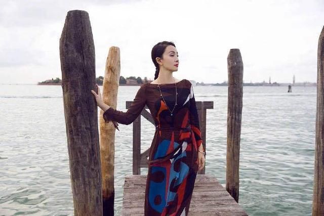 陶虹远赴威尼斯,46岁的衣服穿出初恋感,难怪徐峥爱她十年如一日