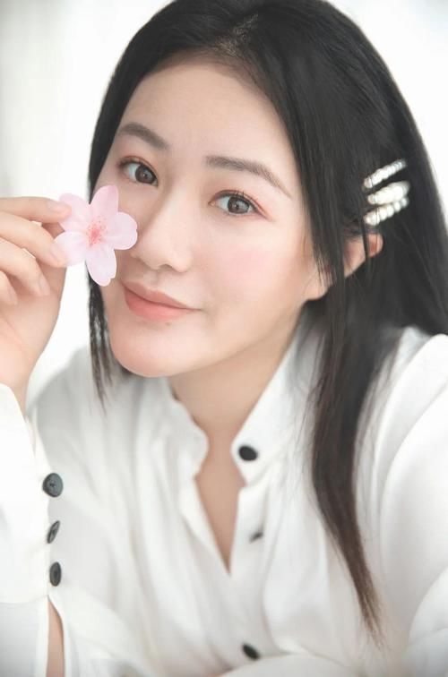 『随肌应变焕亮隔离膏』粉色那么美,你该知道怎么搭最高级!