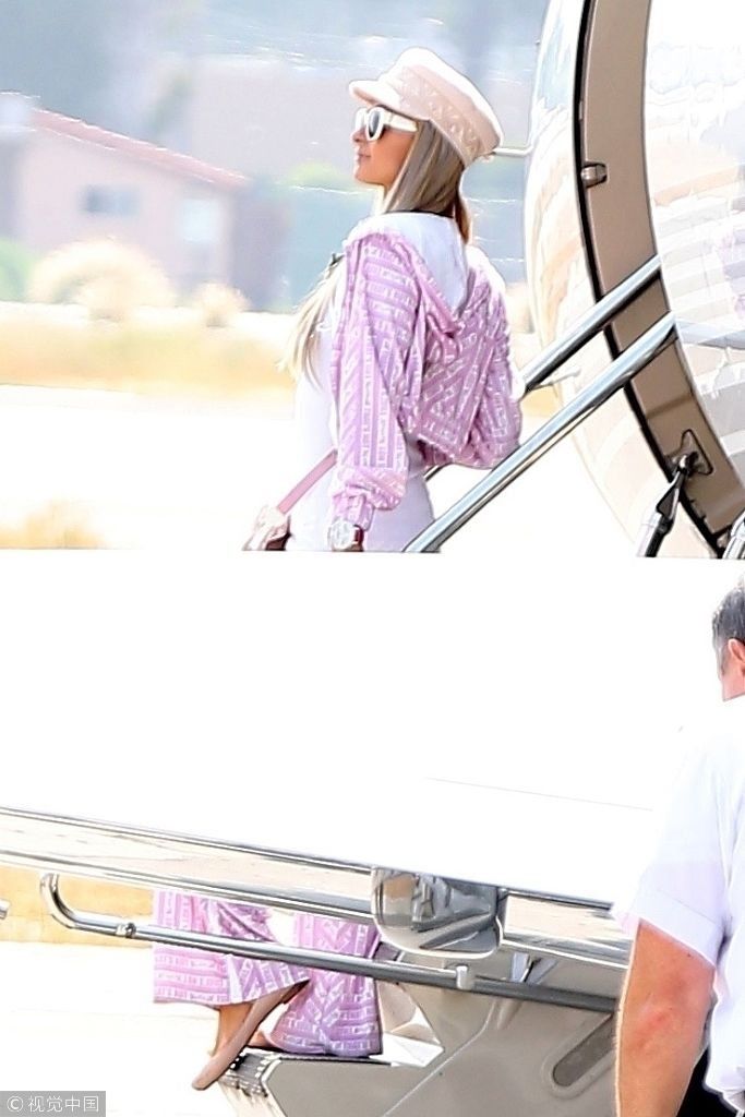 帕丽斯希尔顿与未婚夫乘私人飞机度假 脱外套搬行李亲力亲为变女