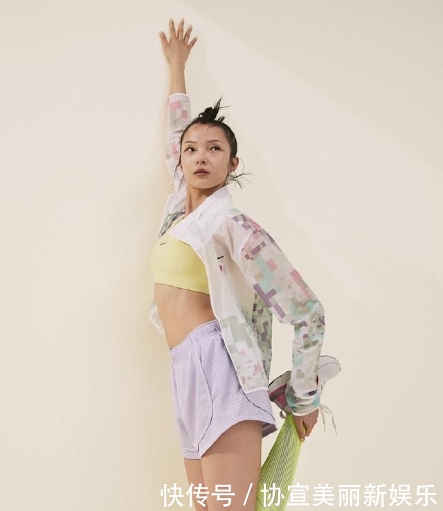  件白色■她是国模“精灵脸”代表，穿黄色运动背心加短裤，眼线抢镜