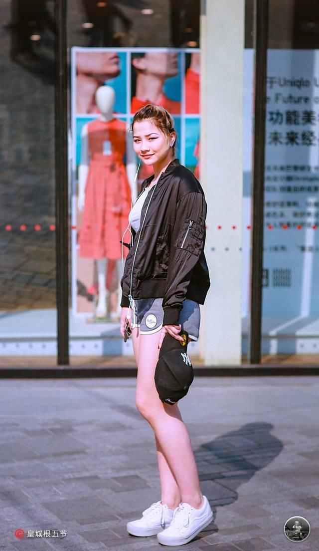  [美女]时尚街拍：普普通通的穿衣搭配方法，时尚潮流美女一直可以一般的衣服裤子搭出不同寻常