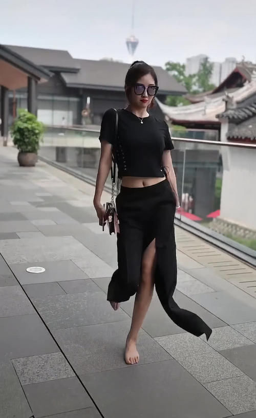 长裤■意外火了一条“越走越短”的长裤，穿上变时髦精！，美女光脚走路