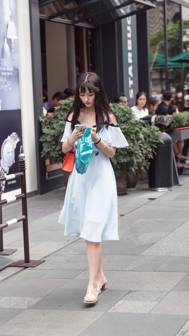 美女小姐姐纯洁亮丽英姿飒爽，让人好生羡慕！